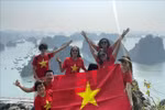Touristes au mont Bai Tho. Photo : VNA