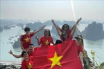 Touristes au mont Bai Tho. Photo : VNA