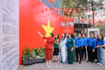 La directrice générale de la VNA, Vu Viet Trang, présente le premier Bulletin de la Victoire – la dépêche la plus importante diffusée par « Viet Nam Thong tan xa » (VNTTX, aujourd’hui Agence vietnamienne d’Information). Photo: VNA