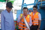 Le vice-président du Comité populaire de Ho Chi Minh-Ville, Bui Minh Thanh, inspecte les prises des pêcheurs à leur sortie de la glacière. Photo : nongnghiepmoitruong.vn
