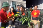 L’ambassadeur Vu Trung My remet des présents à l’équipe vietnamienne de recherche et de sauvetage. Photo : VNA