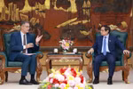Le Premier ministre Pham Minh Chinh et l’ambassadeur de France au Vietnam, Olivier Brochet. Photo: VNA
