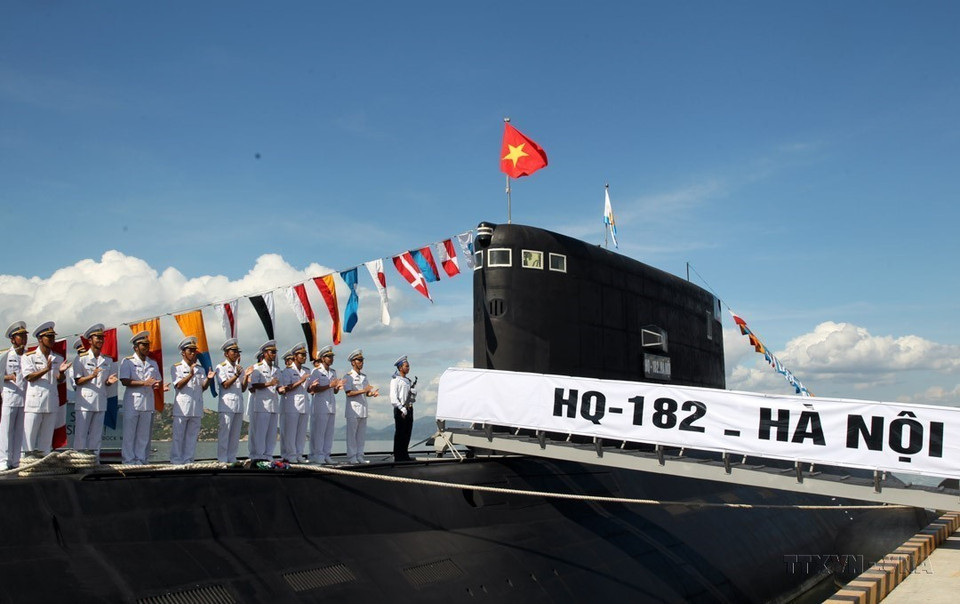 Cérémonie de lever du drapeau national sur les sous-marins HQ-182 Hanoi et HQ-183 Ho Chi Minh-Ville en 2014 dans la province de Khanh Hoa (Centre). Photo: VNA