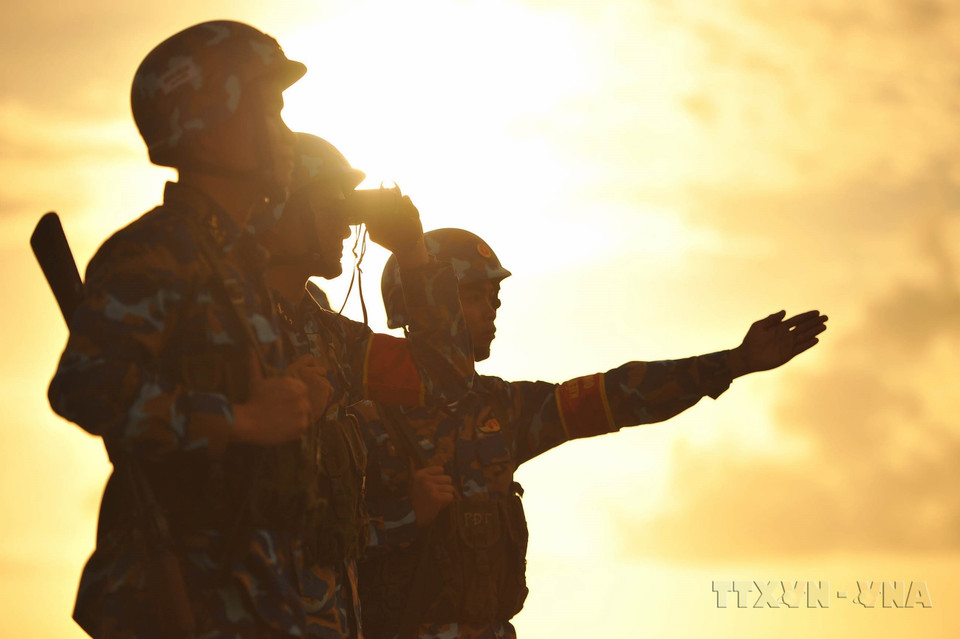 Les marins et soldats de la Marine populaire du Vietnam sont toujours calmes, résolus, persistants et proactifs dans tous les situations, surmontant tous les défis, pour maintenir un environnement paisible et stable dans les eaux et sur les îles de la Patrie. Photo: VNA