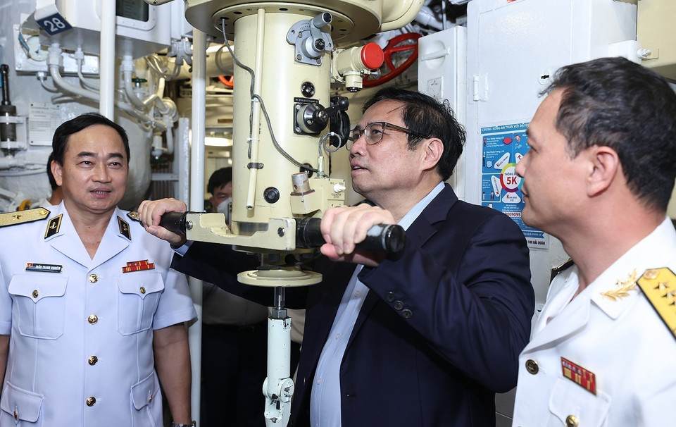 Le Premier minister Pham Minh Chinh rend visite à la brigade sous-marine 189, le 12 mars 2022 dans la province de Khanh Hoa (Centre). Photo: VNA