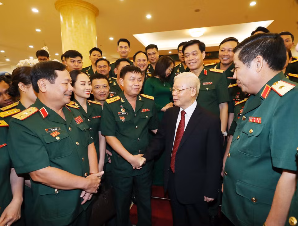 En rencontrant 80 délégués exceptionnels au 10e Congrès de l'Union de la jeunesse communiste Hô Chi Minh de l'Armée, le 11 octobre 2022 à Hanoï, le secrétaire général Nguyen Phu Trong a exhorté aux jeunes militaires de jouer toujours le rôle de noyau et pionnier dans la protection des fondamentaux idéologiques du Parti et la mise en œuvre des tâches de l’Armée populaire du Vietnam. Photo: VNA