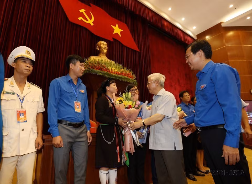 Le secrétaire général du Parti et président vietnamien, Nguyen Phu Trong rencontre des jeunes membres du Parti, élus comme figures exemplaires du mouvement ​"Étudier et suivre l’exemple moral du Président Hô Chi Minh", le 27 août 2019, à Hanoï. Photo: VNA