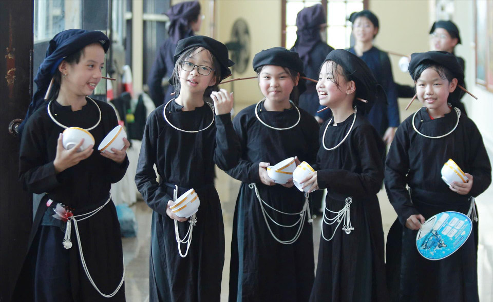 Le Centre de culture et de promotion du tourisme de la province de Bac Kan organise des classes de danse au bol pour les jeunes de l’ethnie Tày dans les districts de Bach Thong, Ngan Son, Pac Nam, Na Ri, Cho Moi et dans la ville de Bac Kan. Photo: VNA