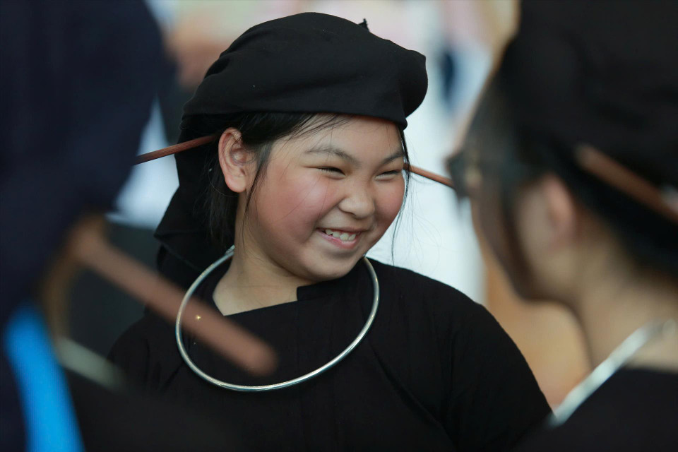 Jeunes filles de l’ethnie Tày à une classe de danse au bol. Photo: VNA
