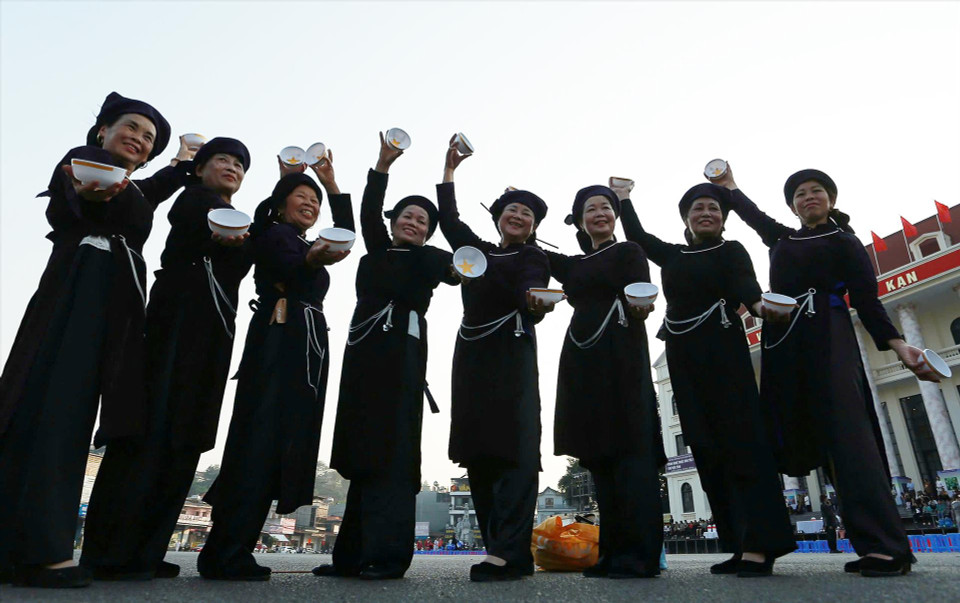 La danse au bol est une danse unique préservée par des générations de Tay, les anciens l’enseignant à des plus jeunes. Jusqu’à présent, les mouvements de la danse restent unifiés comme autrefois. Photo:VNA