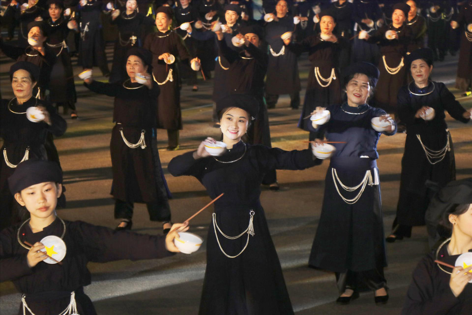 La danse a pour accessoires un bol et une paire de baguettes. Photo: VNA
