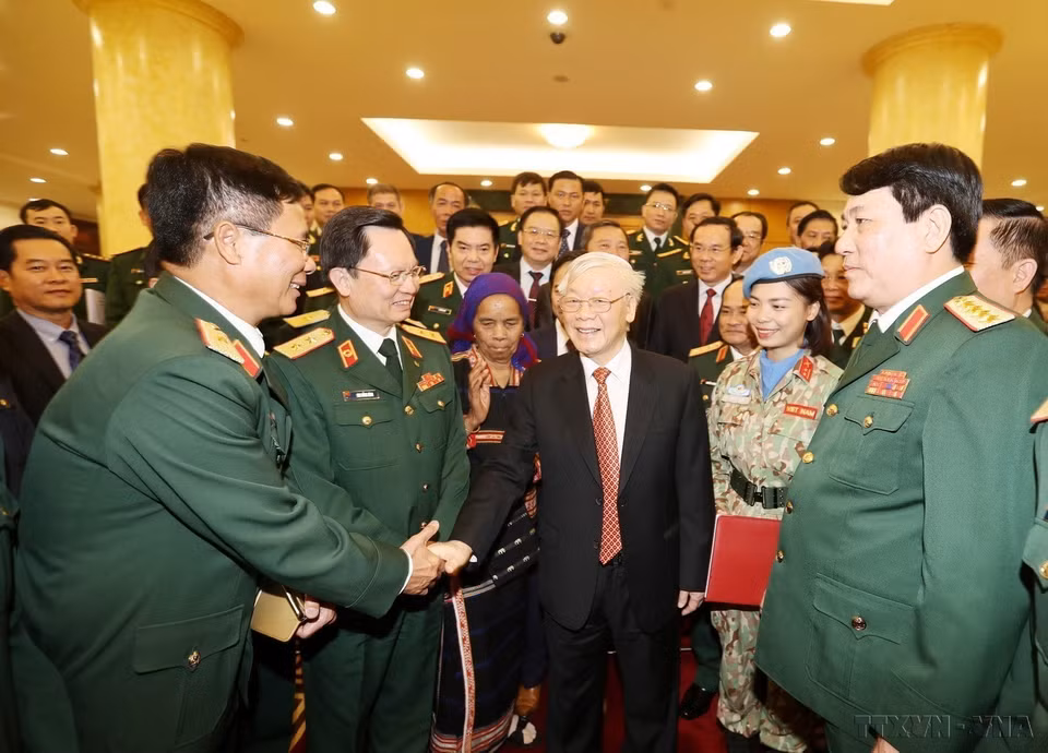 Le secrétaire général du Parti et président Nguyen Phu Trong et des délégués participant à la rencontre nationale des figures exemplaires dans la construction d'une défense nationale forte pour tous les peuples pendant la période 2009-2019, le 19 décembre 2019 à Hanoï. Photo: VNA