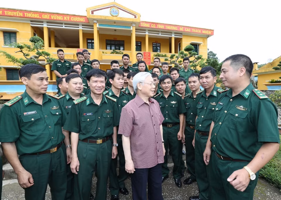 Le secrétaire général Nguyen Phu Trong et des cadres, soldats de la poste de garde-frontière de la porte frontalière internationale de Tay Trang, dans la province de Dien Bien (Nord), le 16 juillet 2016. Photo: VNA