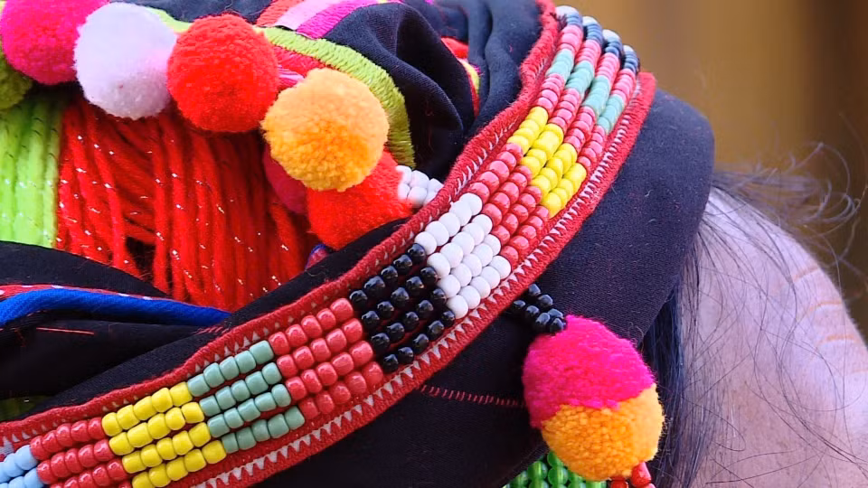 Motifs colorés sur le foulard des femmes Ha Nhi. Photo: VNA