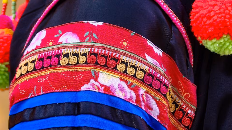 Motifs sur les omoplates d'une chemise de femme Ha Nhi. Photo: VNA