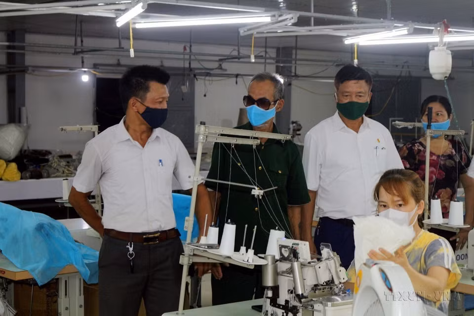 Nguyen Van Hung (à gauche), victime indirecte de l’agent orange, domicilié dans la commune de Tien Son, cité municipal de Duy Tien, province septentrionale de Ha Nam, participe également au développement économique local. Photo: VNA