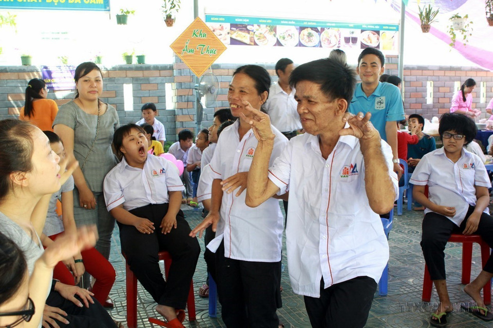 Des victimes de l’agent orange/dioxine de Da Nang à la cérémonie marquant le 54e anniversaire de la Journée de la Catastrophe de l’agent orange/dioxine au Vietnam (1961-2015) et la Journée nationale des victimes de l'agent orange (10 août). Photo: VNA