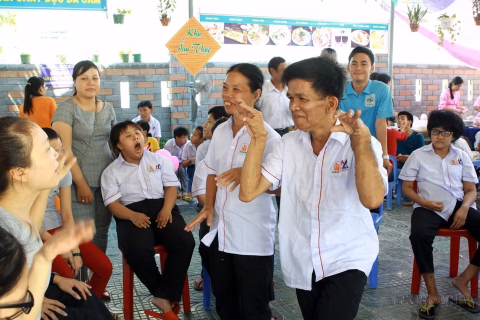 Des victimes de l’agent orange/dioxine de Da Nang à la cérémonie marquant le 54e anniversaire de la Journée de la Catastrophe de l’agent orange/dioxine au Vietnam (1961-2015) et la Journée nationale des victimes de l'agent orange (10 août). Photo: VNA