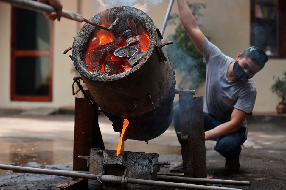 Le moulage du bronze consiste à verser du bronze en fusion dans un moule creux pour créer des sculptures ou des objets. Photo: VNA