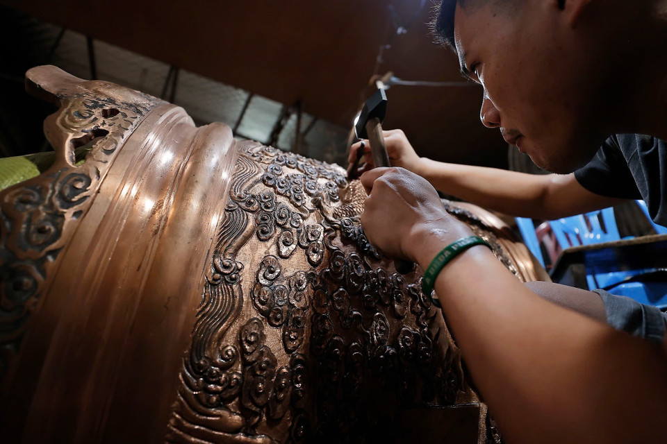 Les artisans de Ngu Xa sont reconnus pour leur habilité, leur imagination, leur précision et leur sens de la retenue, mais ils recèlent également de nombreux secrets de fabrication, avec l’expérience qu’ils ont acquise depuis plusieurs générations. Photo: VNA