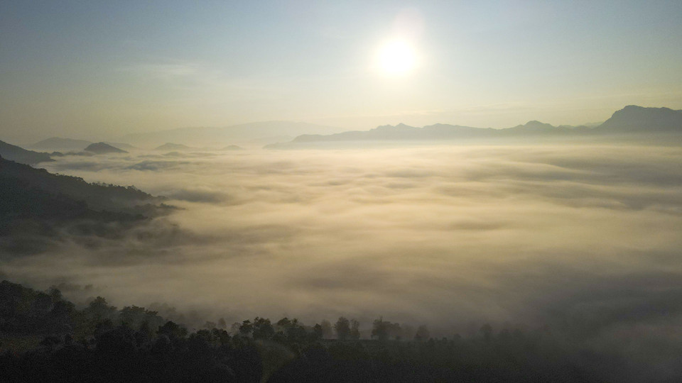 Pour contempler la mer de nuage, les visiteurs doivent se présenter très tôt au col de Tang Quai. Photo: VNA