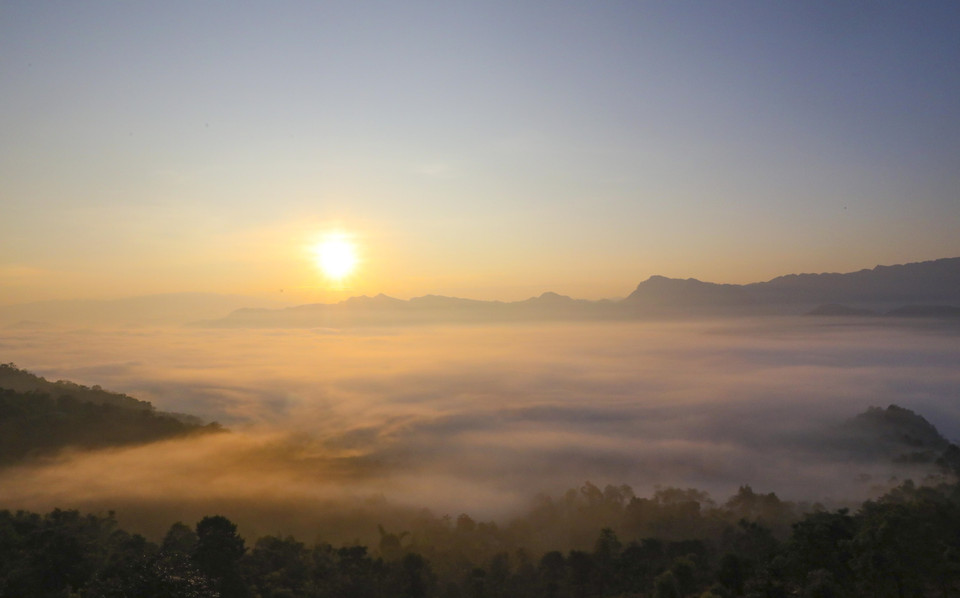 Les premiers rayons du matin font de la scène de la vallée d'Ang Nua plus magique comme une féerie. Photo: VNA