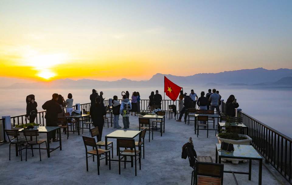 Une cafétéria dotée une vue panoramique et idéale pour les visiteurs désirant à prendre des photos avec la mer de nuages. Photo: VNA