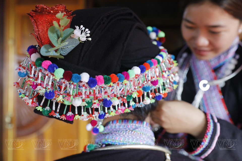 Le foulard complexe est porté par les femmes de l'ethnie Lao du district de Tam Duong, province de Lai Chau. Photo: VNA
