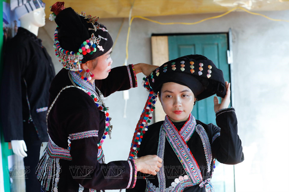 Une touriste essaie une tenue traditionnelle de l'ethnie Lao. Photo: VNA