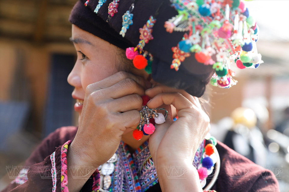 Les femmes de l'ethnie Lao ont également l'habitude de porter divers accessoires comme des colliers et des boucles d'oreilles, ajoutant ainsi une touche distinctive à leur tenue vestimentaire. Photo: VNA
