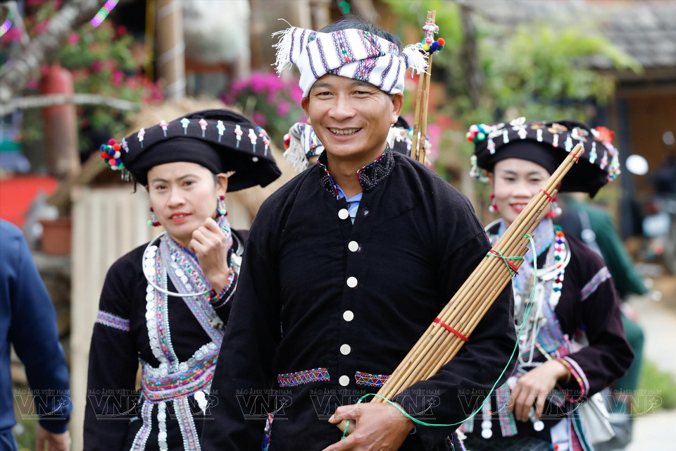 Les hommes de l'ethnie Lao portent souvent un foulard traditionnel orné de motifs complexes brodés à main. Photo : VNA