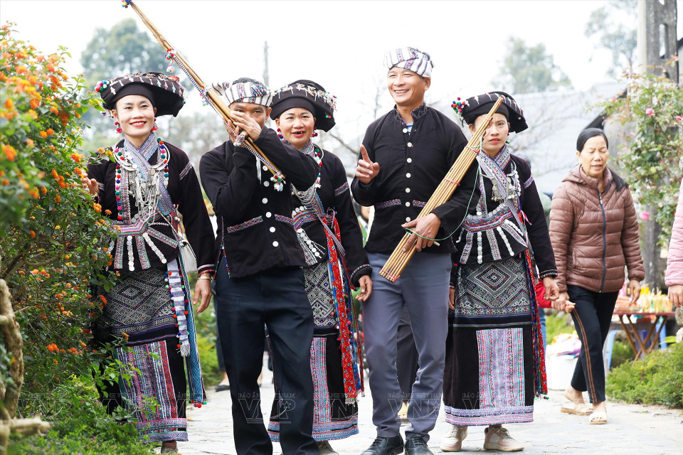 Les Lao du district de Tam Duong, province de Lai Chau, s'habillent avec leur tenue traditionnelle unique. Photo: VNA