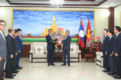 A l’occasion du 71e anniversaire de la fondation du PPRL (22 mars 1955), l’ambassadeur du Vietnam au Laos Nguyen Minh Tam a remis à ses homologues lao des fleurs de la part du Comité central du Parti communiste du Vietnam et des dirigeants vietnamiens. Photo: VNA