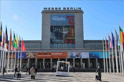 L'espace d'exposition du Vietnam se distingue par ses stands spacieux et visuellement attrayants, mettant en valeur les produits phares des entreprises ainsi que des symboles culturels vietnamiens. Photo: VNA