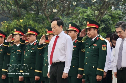 Les dirigeants de Hô Chi Minh-Ville rendent hommage aux héros morts pour la Patrie, Photo: VNA