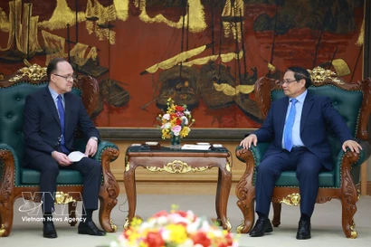 Rencontre entre le Premier ministre Pham Minh Chinh (droite) et l'ambassadeur de Russie au Vietnam. Photo: VNA
