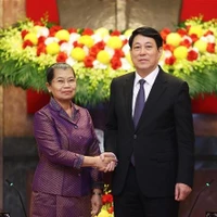 Le président Luong Cuong reçoit la vice-présidente du Parti du peuple cambodgien Men Sam On. Photo : VNA
