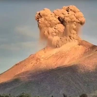 Le volcan Kanlaon entre en éruption le 13 mai, projetant un panache de cendres dans le ciel. (Photo : Guardian News)