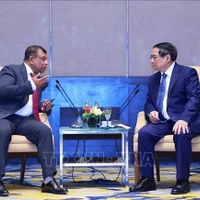 Le Premier ministre Pham Minh Chinh (droite) rencontre Tony Fernandes, fondateur et PDG de Capital A. Photo : VNA