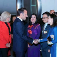 e président français Emmanuel Macron et son épouse sont arrivés à Hanoï dimanche soir 25 mai, entamant une visite d'État de trois jours au Vietnam à l'invitation de son homologue vietnamien Luong Cuong. Photo : VNA