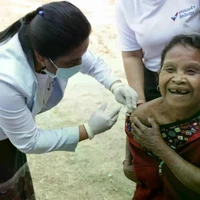 Une Lao se fait vacciner. Photo : UNICEF Laos