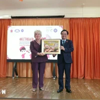 Le vice-président de l'Assemblée nationale du Vietnam, Le Minh Hoan, offre un cadeau au lycée n° 488, dans l’arrondissement de Vyborg, en Russie. Photo : VNA