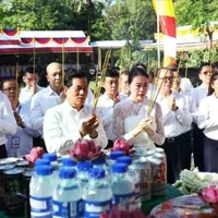 Les délégués offrent de l'encens lors de la commémoration. (Photo : VNA)
