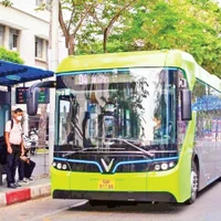 Hanoï et Hô Chi Minh-Ville accélèrent la transition vers un réseau de bus « verts ». Photo : nhandan