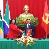 Tran Cam Tu, membre du Bureau politique et membre permanent du Secrétariat du Comité central du Parti communiste vietnamien (PCV), et Nomvula Mokonyane, première secrétaire générale adjointe du Congrès national africain (ANC) d'Afrique du Sud. Phôt : VNA