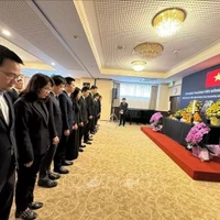 Tous les fonctionnaires et employés de l'ambassade du Vietnam, les représentants des agences vietnamiennes et les membres de la communauté vietnamienne au Japon observent une minute de silence à la mémoire de l'ancien président de l'État, Tran Duc Luong. (Photo : VNA)