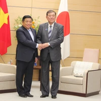 Le vice-Premier ministre Nguyen Chi Dung (gauche) et le Premier ministre japonais Shigeru Ishiba. Photo : VNA
