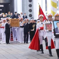 Les dirigeants et anciens dirigeants du Parti et de l'État ont conduit le cercueil de l’ancien président Tran Duc Luong vers le char funèbre, l'accompagnant à sa dernière demeure. Photo : VNA