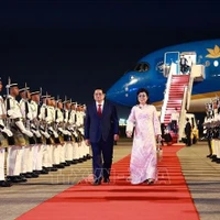 Le PM Pham Minh Chinh et son épouse à l'aéroport international de Kuala Lumpur . Photo : VNA