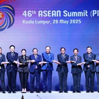 Les dirigeants lors de la session plénière du 46e sommet de l'ASEAN à Kuala Lumpur le 26 mai (Photo : VNA)